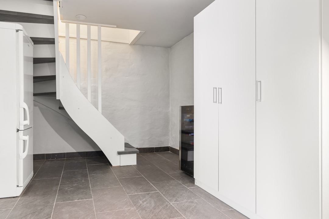 Opbevaring under trappen — gør den døde plads til smart storage
